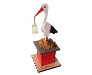 Štorklja na dimniku z dojenčkom